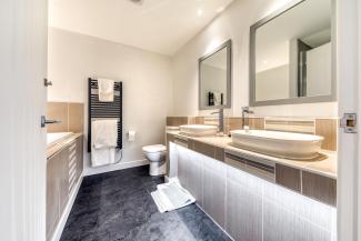 The bathroom of one of the executive sea view rooms at Sandy Cove Hotel